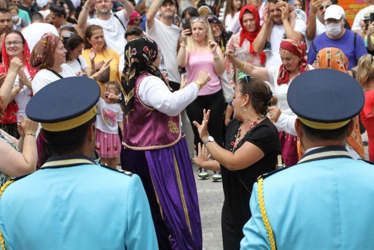 Düzce'de tarihi mahallede düzenlenen şenlik renkli görüntülerle başladı G4