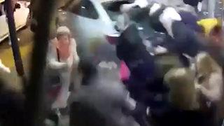 O ülke şokta! Araç kalabalığın arasına daldı