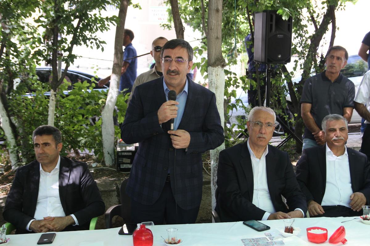 TBMM Plan ve B&uuml;t&ccedil;e Komisyonu Başkanı Yılmaz, Bing&ouml;l'de vatandaşlarla bayramlaştı