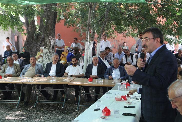 TBMM Plan ve Bütçe Komisyonu Başkanı Yılmaz, Bingöl'de vatandaşlarla bayramlaştı G3