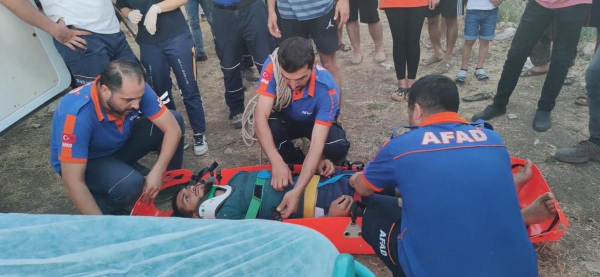 Lice'de kayalıklardan d&uuml;ş&uuml;p yaralanan kişi hastaneye kaldırıldı