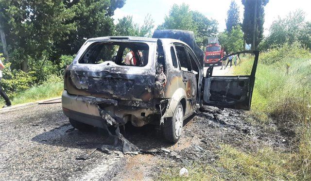 Kocaeli'de seyir halindeki otomobil yandı