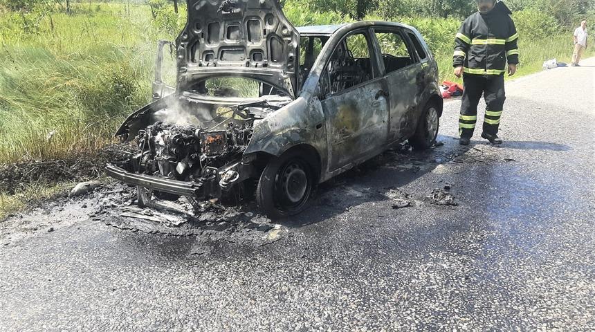 Kocaeli'de seyir halindeki otomobil yandı