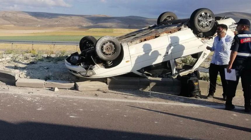 Kayseri'de devrilen otomobildeki 2 kişi yaralandı