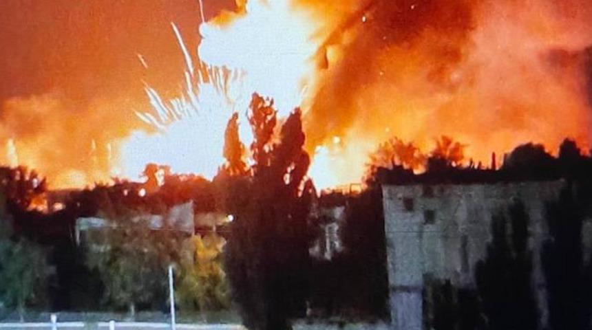 Ukrayna'da geceyi aydınlatan görüntü! Rusya'ya ait mühimmat deposu vuruldu