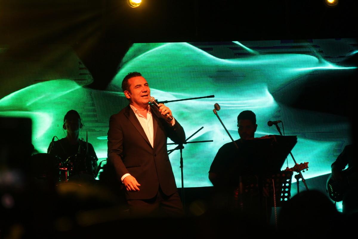 Şarkıcı Ferhat G&ouml;&ccedil;er Hatay'da konser verdi