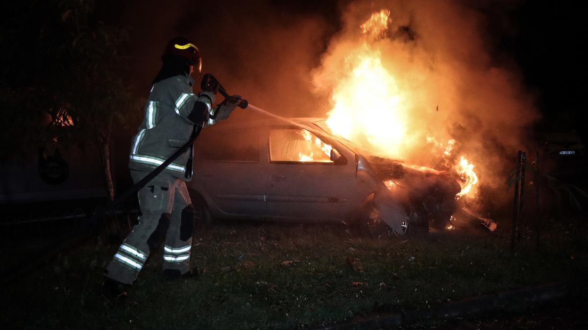 Bursa'da taklalar attıktan sonra yanan otomobildeki s&uuml;r&uuml;c&uuml; yaralandı