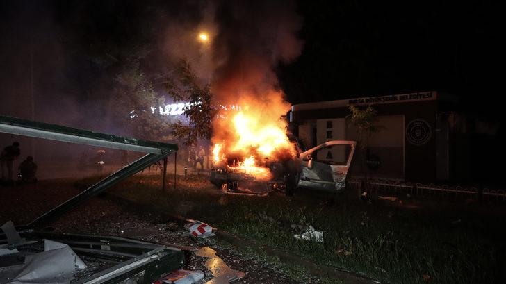 Bursa'da taklalar attıktan sonra yanan otomobildeki sürücü yaralandı G3