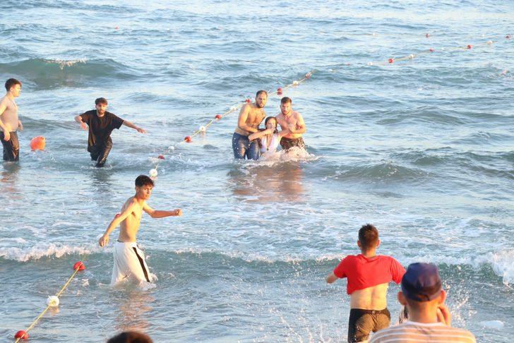 Kocaeli'de denizde boğulma tehlikesi geçiren 2 kişi kurtarıldı G3