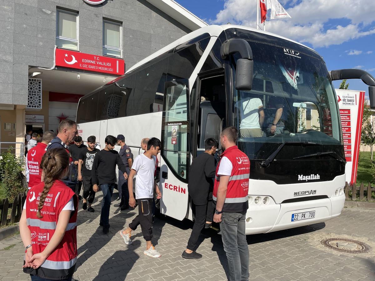 Sınır dışı edilecek 260 Afganistan uyruklu, Edirne'den İstanbul'a g&ouml;nderildi