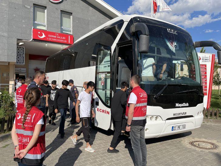 Sınır dışı edilecek 260 Afganistan uyruklu, Edirne'den İstanbul'a gönderildi G1