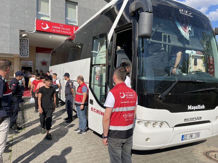 Sınır dışı edilecek 260 Afganistan uyruklu, Edirne'den İstanbul'a gönderildi G2