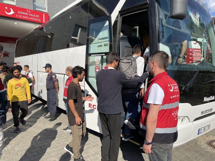 Sınır dışı edilecek 260 Afganistan uyruklu, Edirne'den İstanbul'a gönderildi G3