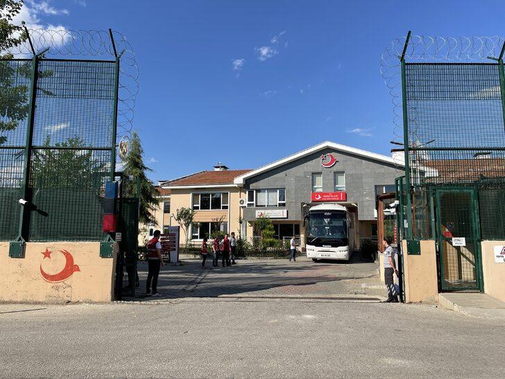 Sınır dışı edilecek 260 Afganistan uyruklu, Edirne'den İstanbul'a gönderildi G5