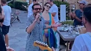 Bodrum'da Kenan Doğulu söyledi, Beren Saat dans etti