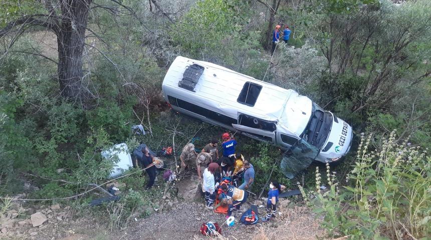Tunceli'de minibüsün şarampole devrilmesi sonucu 19 kişi yaralandı