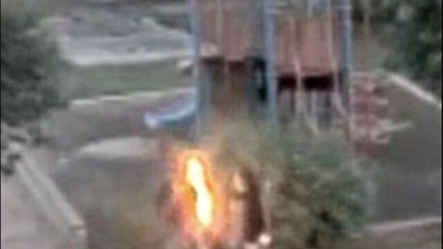 Öfkeli kadın, üzerine benzin fırlattığı adamı ulu orta ateşe verdi!