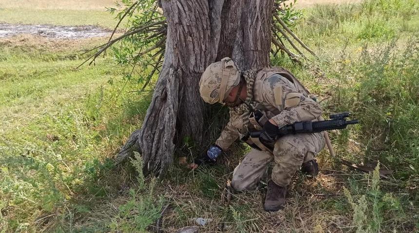 Tunceli kırsalında teröristlerce araziye tuzaklanmış patlayıcı imha edildi