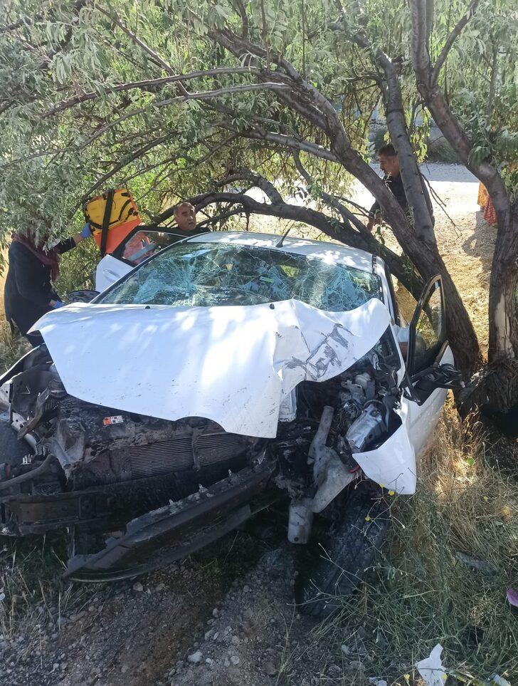 GÜNCELLEME - Malatya'da tabelaya çarpan otomobil şarampole düştü, 2 kişi öldü, 3 kişi yaralandı G3