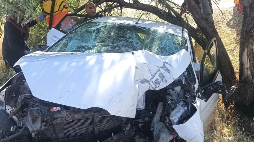 GÜNCELLEME 2 - Malatya'da tabelaya çarpan otomobil şarampole düştü, 3 kişi öldü, 2 kişi yaralandı