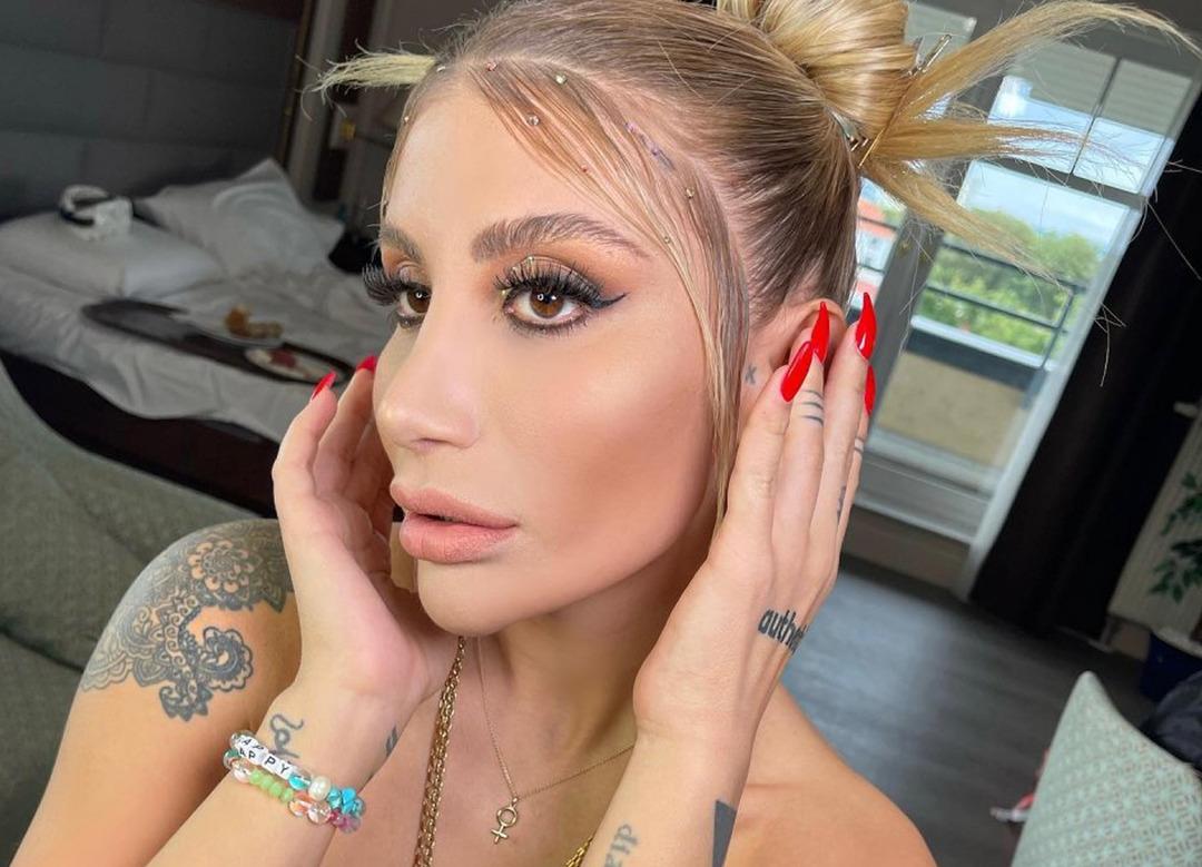 İrem Derici'nin takip&ccedil;isine estetik cevabı olay oldu! "Ben hep zengindim" deyip ekledi