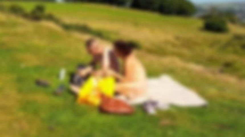 Sıcaklara dayanamadılar! Piknik alanında çırılçıplak soyunup oturan çift olay oldu