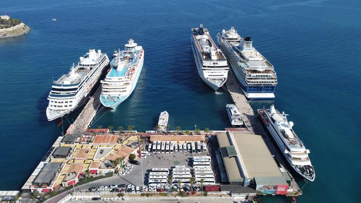 Kuşadası'na 2 günde kruvaziyerlerle 16 bin turist geldi G5