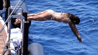 47 yaşındaki ünlü oyuncu  Eva Longoria tekne tatilinde beyaz bikinisiyle gençlere taş çıkardı