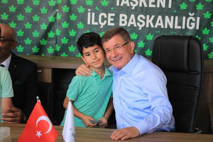 Gelecek Partisi Genel Başkanı Davutoğlu, Konya'da partililerle bayramlaştı G1