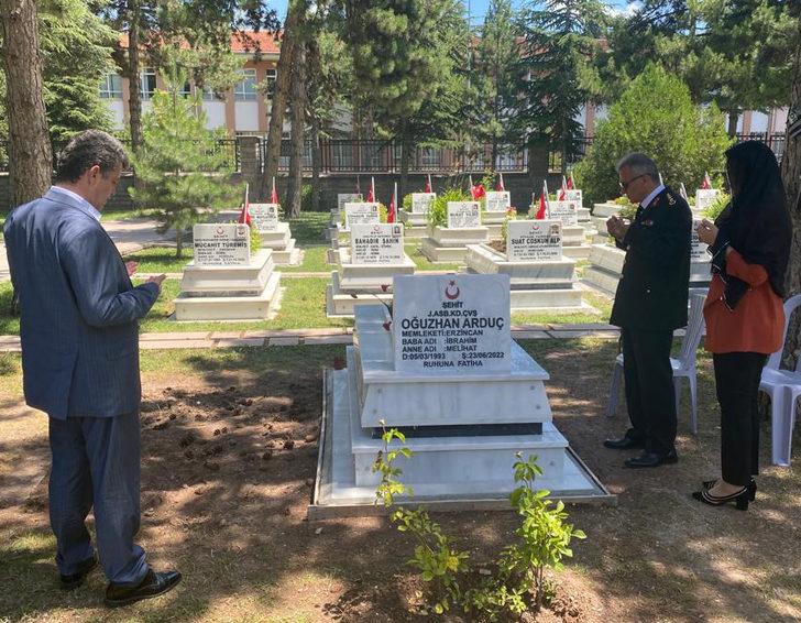 Şehit Astsubay Kıdemli Çavuş Oğuzhan Arduç'un ailesine şehadet belgesi verildi G2