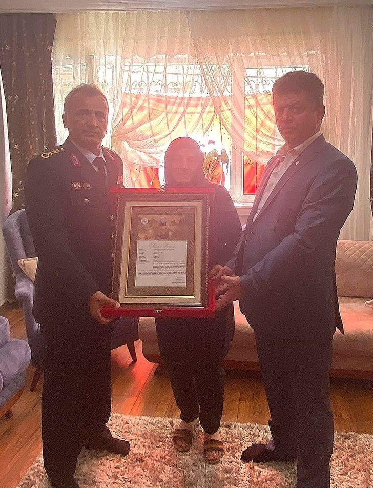 Şehit Astsubay Kıdemli Çavuş Oğuzhan Arduç'un ailesine şehadet belgesi verildi G3