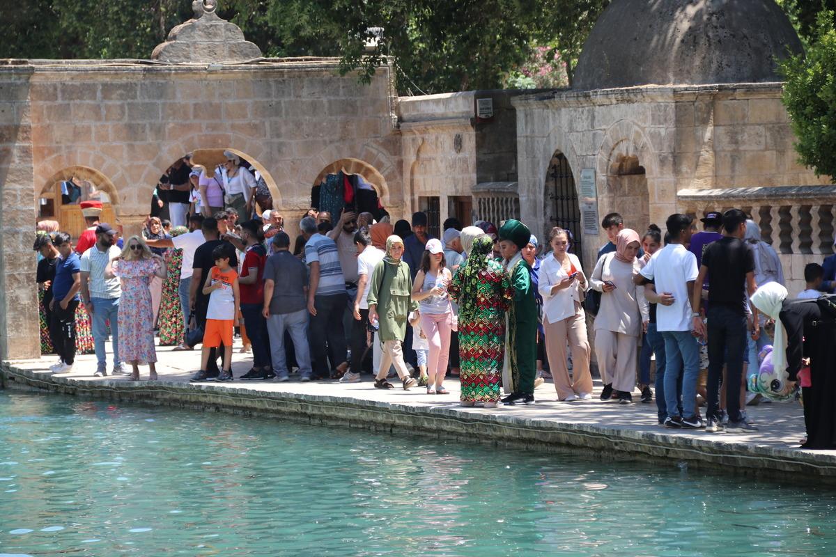 Şanlıurfa'daki Balıklıg&ouml;l'de bayram yoğunluğu