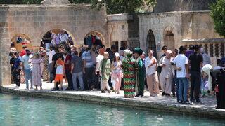 Şanlıurfa'daki Balıklıgöl'de bayram yoğunluğu