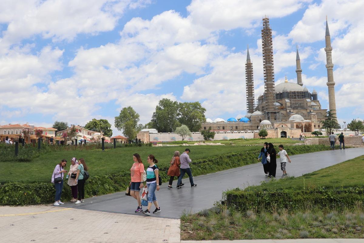 Edirne'de bayram yoğunluğu s&uuml;rd&uuml;