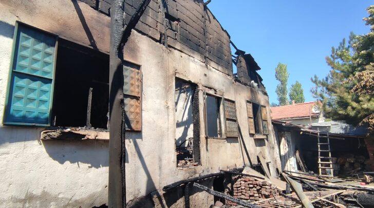 Çankırı'da çıkan yangında iki ev hasar gördü G4