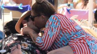 Işın Karaca 19 yaş küçük sevgilisini öpücüklere boğdu