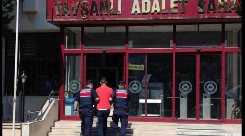 Kütahya'da telefonla dolandırıcılık şüphelisi saklandığı çalılık alanda yakalandı