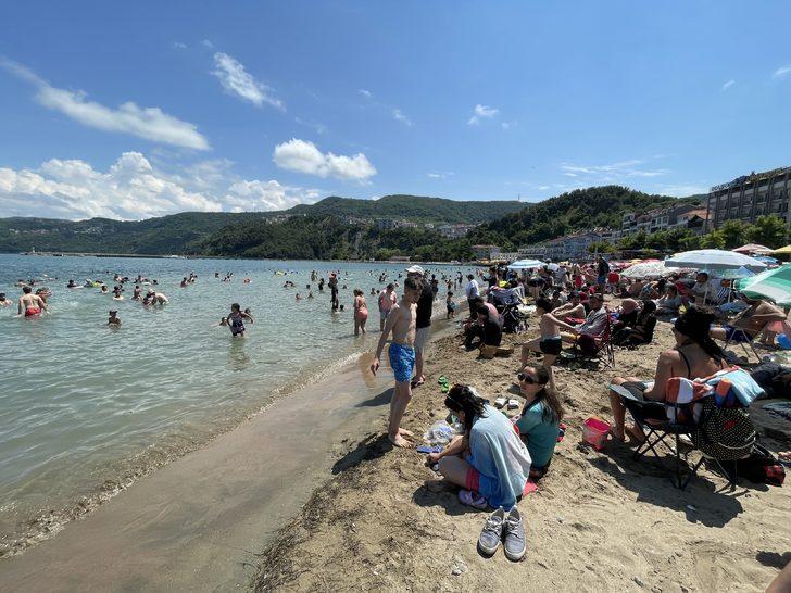 Amasra'da plajlarda şemsiye açacak yer kalmadı G1