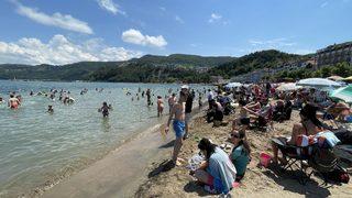 Amasra'da plajlarda şemsiye açacak yer kalmadı
