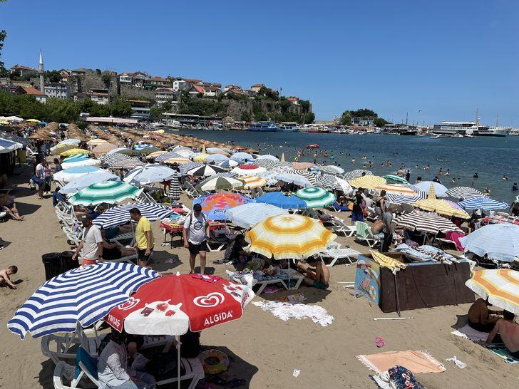 Amasra'da plajlarda şemsiye açacak yer kalmadı G2