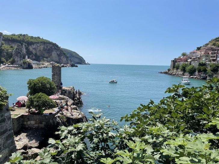 Amasra'da plajlarda şemsiye açacak yer kalmadı G3
