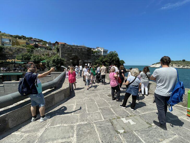 Amasra'da plajlarda şemsiye açacak yer kalmadı G4