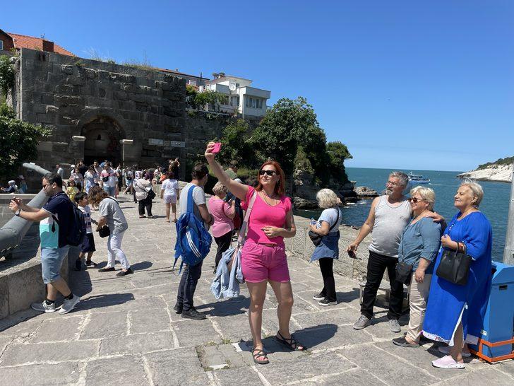 Amasra'da plajlarda şemsiye açacak yer kalmadı G5
