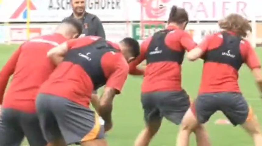 Galatasaray antrenmanında garip anlar! Sosyal medyada tepki yağıyor... ''Takımdan kovun''