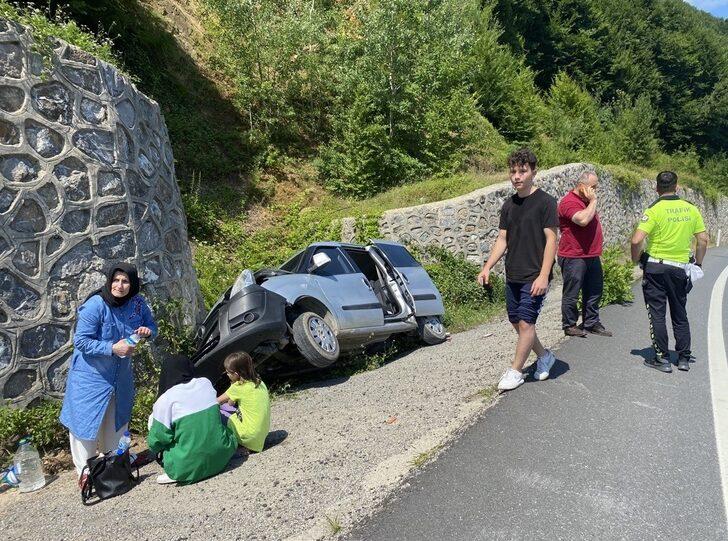 Zonguldak'ta bayramlaşmadan dönen ailenin bulunduğu araç istinat duvarına çarptı G1