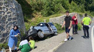 Zonguldak'ta bayramlaşmadan dönen ailenin bulunduğu araç istinat duvarına çarptı