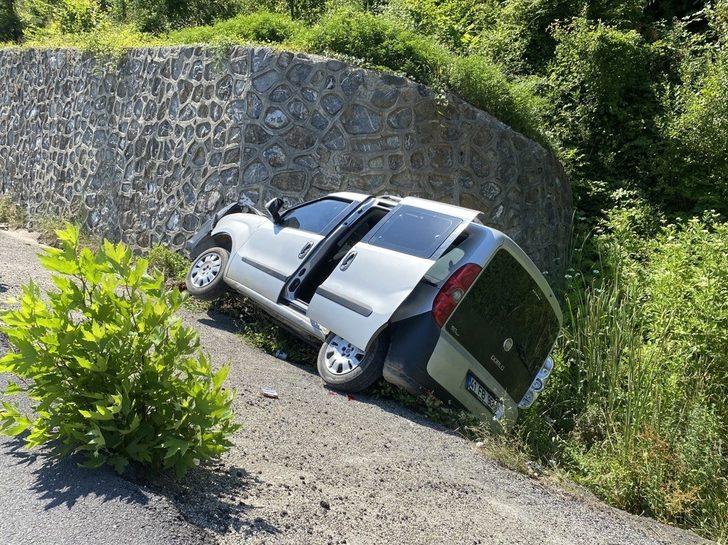 Zonguldak'ta bayramlaşmadan dönen ailenin bulunduğu araç istinat duvarına çarptı G2