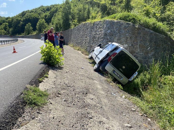 Zonguldak'ta bayramlaşmadan dönen ailenin bulunduğu araç istinat duvarına çarptı G3