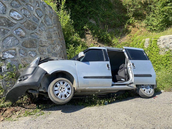 Zonguldak'ta bayramlaşmadan dönen ailenin bulunduğu araç istinat duvarına çarptı G4