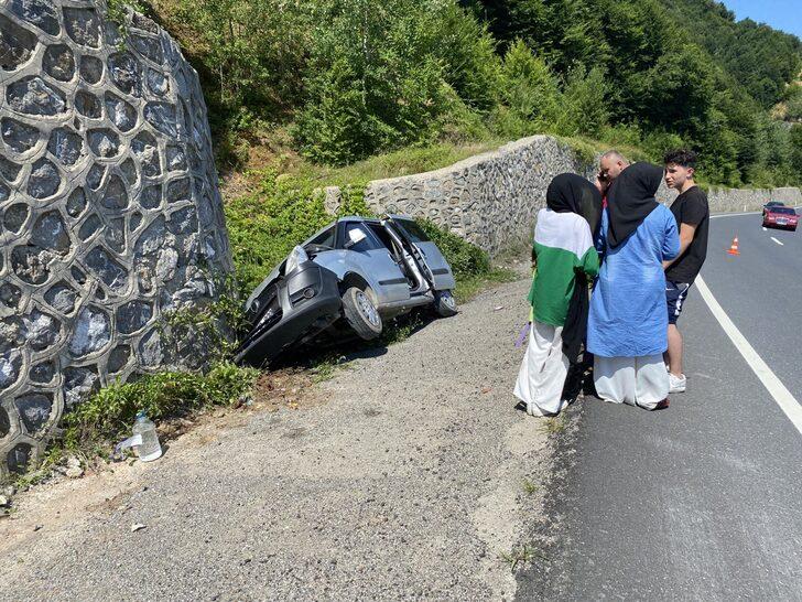 Zonguldak'ta bayramlaşmadan dönen ailenin bulunduğu araç istinat duvarına çarptı G5
